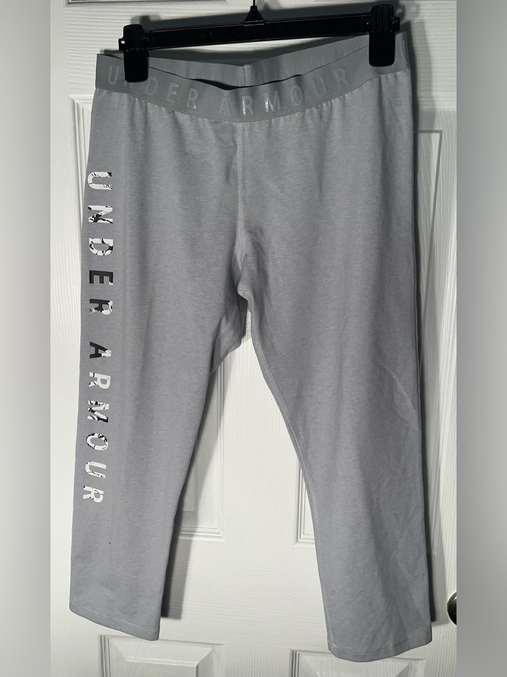 $40 Women’s Large Under Armour Cropped Fitted Leggings 1330356 Light Grey Gray